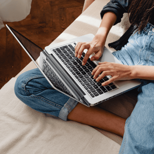 Meine eigene Website erstellen Laptop auf dem schoß mit geöffneter Website – meine eigene Website erstellen